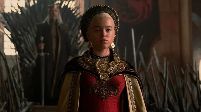 Milly Alcock la actriz protagonista de la serie, por ahora. CEDIDA