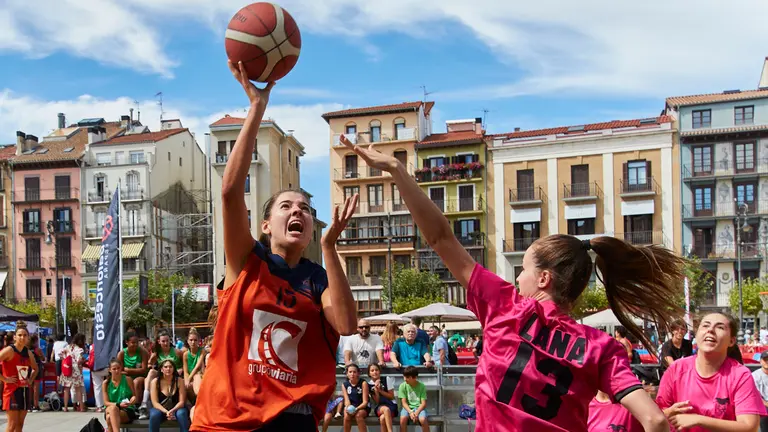 Jornada del circuito 'Plaza 3x3 CaixaBank 2022' de baloncesto celebrado en la Plaza del Castillo de Pamplona con 564 participantes inscritos en 144 equipos. IÑIGO ALZUGARAY