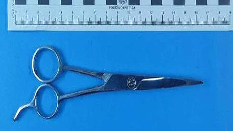 Las tijeras con las que golpeó a la víctima. POLICÍA NACIONAL