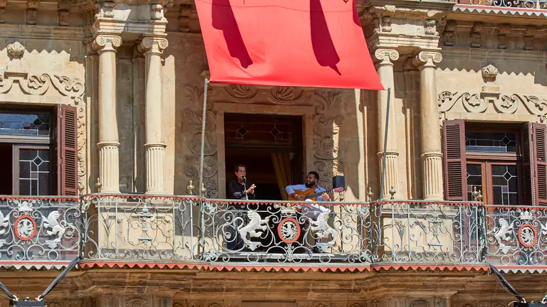 Actuación de Juan Villar y Nono Reyes en el ciclo Flamenco en los Balcones, del Festival Flamenco on Fire desde el balcón del Ayuntamiento de Pamplona. IÑIGO ALZUGARAY