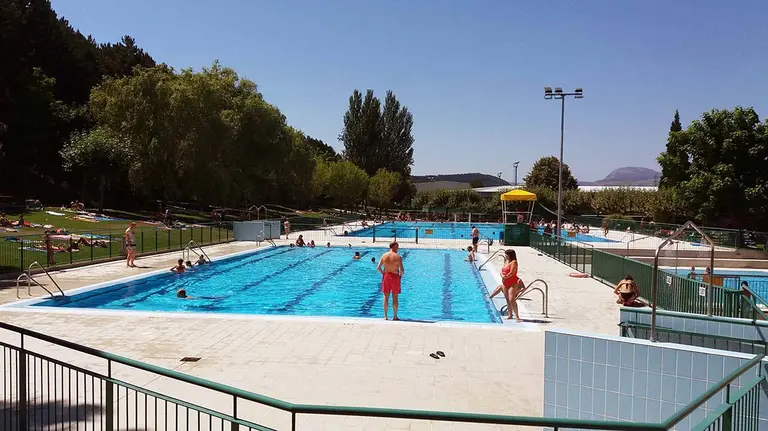Piscinas de las instalaciones de Lagunak. ARCHIVO