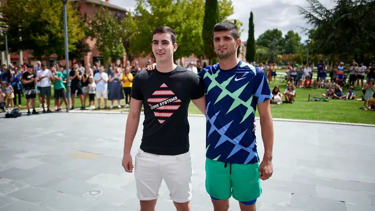El Ayuntamiento de Zizur, encabezado por su alcalde, Jon Gondán, recibe a Asier Martínez y Josu Arzoz, deportistas zizurtarras que recientemente han sido Campeones de Europa. PABLO LASAOSA