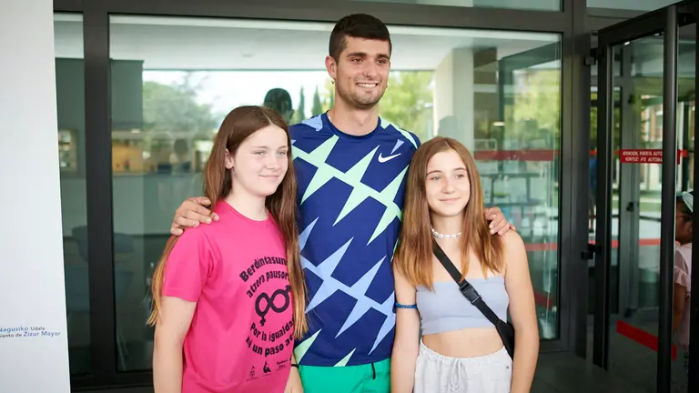 El Ayuntamiento de Zizur, encabezado por su alcalde, Jon Gondán, recibe a Asier Martínez y Josu Arzoz, deportistas zizurtarras que recientemente han sido Campeones de Europa. PABLO LASAOSA