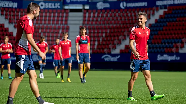 Los jugadores rojillos se entrenan en el estadio de El Sadar. CA Osasuna.