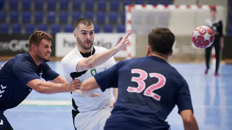 Helvetia Anaitasuna se enfrenta al Billere en Pamplona. PABLO LASAOSA