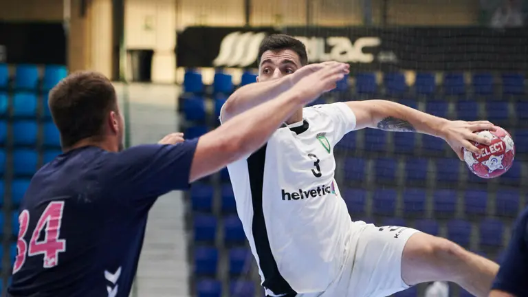 Helvetia Anaitasuna se enfrenta al Billere en Pamplona. PABLO LASAOSA