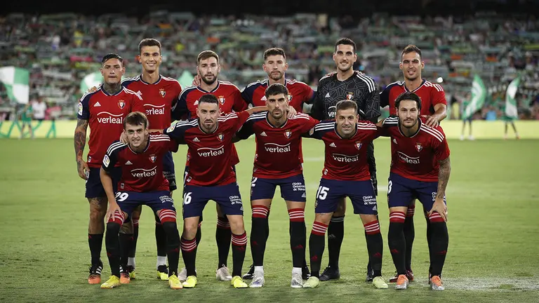 Equipo titular de Osasuna ante el Real Betis en el estadio Benito Villamarín. CA Osasuna.