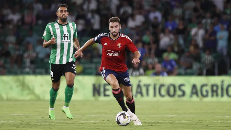 Jon Moncayola en acción frente al Real Betis. CA Osasuna.