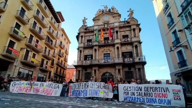 Las plantillas se concentraron por la tarde en la plaza del Ayuntamiento de Pamplona. CEDIDA