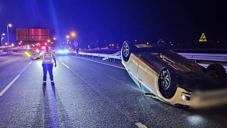 Vuelca un vehículo en la A-15 en Galar, sin heridos. GUARDIA CIVIL
