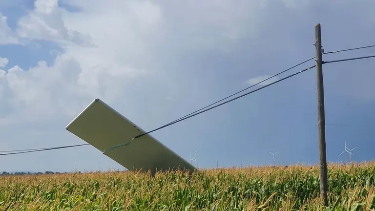 La cubierta del camión acabó en un cable de alta tensión. CEDIDA