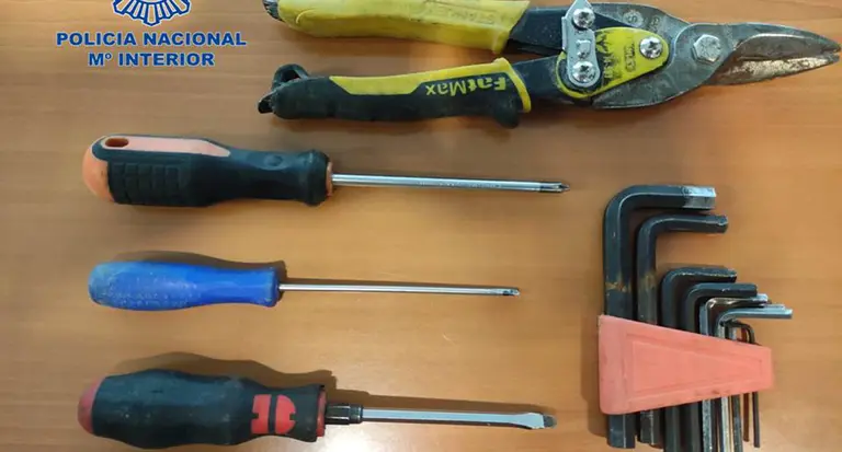 Se le intervinieron varias herramientas en el momento de su detención. POLICÍA NACIONAL