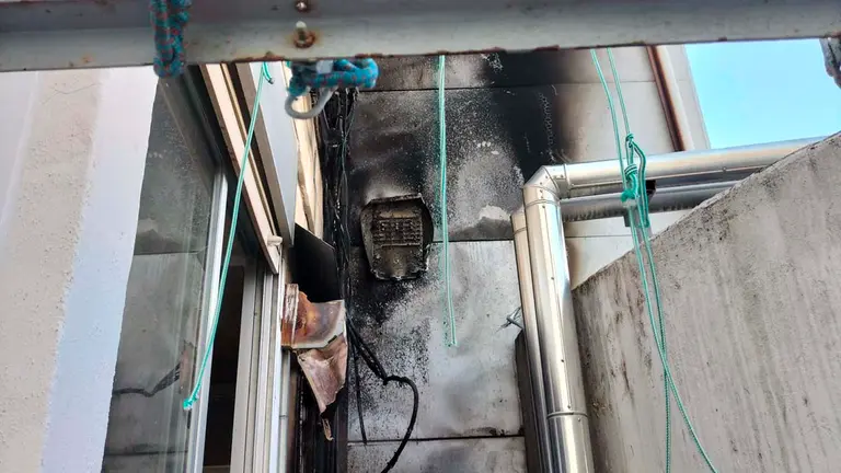 Imagen del cómo ha quedado el edificio tras las llamas. POLICÍA MUNICIPAL DE PAMPLONA