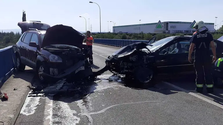 Los coches colisionaron en un acceso al Leroy Merlin de Tudela. CEDIDA