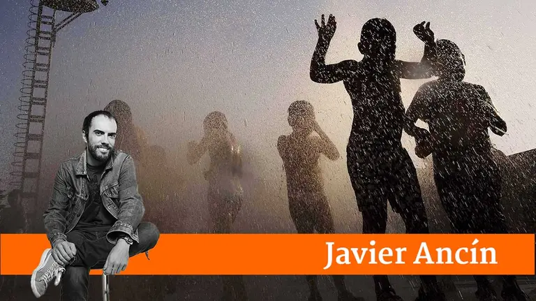 GRA074. PAMPLONA, 18/07/2017.- Un grupo de niños disfruta de las fuentes de chorros de agua en Pamplona para hacer frente a las altas temperaturas que se han dado durante estos últimos días en la capital de Navarra. EFE/Iván Aguinaga