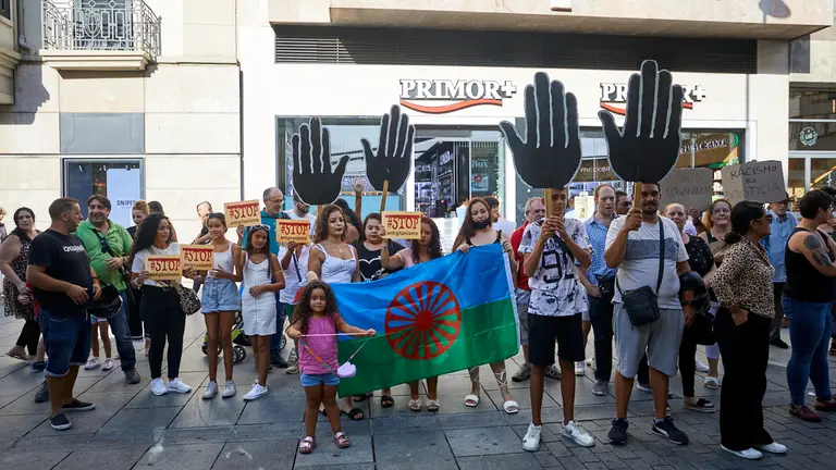 La Federación de Asociaciones Gitanas de Navarra Gaz Kalo y Sos Racismo Navarra participan en una concentración para denunciar un incidente de antigitanismo que vivió una familia en la Perfumería Primor+ en Pamplona. IÑIGO ALZUGARAY