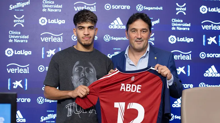 Ez Abde junto a Braulio Vázquez en la sala de prensa de El Sadar. CA Osasuna.