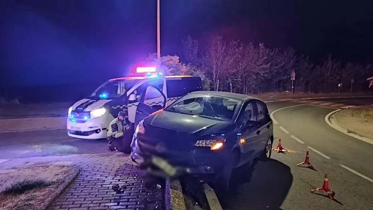 Tras salirse de la vía se estampó contra el bordillo. GUARDIA CIVIL