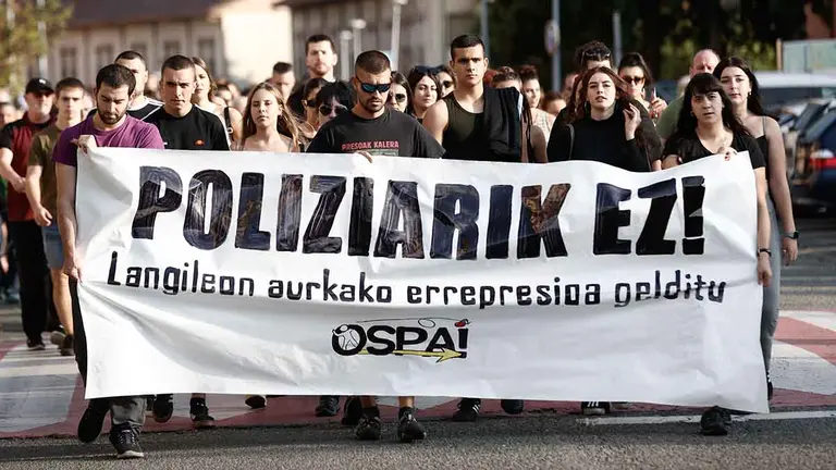 XII edición del Ospa Eguna, con el lema "Poliziarik ez. Langileon aurkako errepresioa gelditu" (Policía no. Detengamos la represión contra los trabajadores) con diversos actos, entre ellos una manifestación, hoy sábado en Alsasua (Navarra). EFE/Jesús Diges