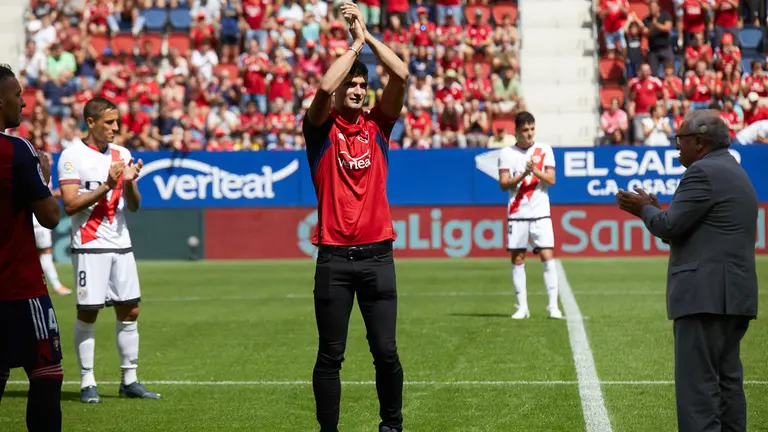 Asier Martínez, campeón europeo de 110 metros vallas, ha realizado el saque de honor en el partido de La Liga Santander entre Osasuna y Rayo Vallecano disputado en el estadio de El Sadar. IÑIGO ALZUGARAY