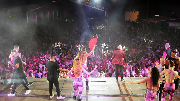 Actuación de la Orquesta Panorama durante las fiestas de Caparroso de 2022. AMAYA LUQUI