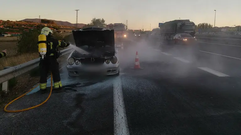 Fotografía del vehículo calcinado en la AP-15, a la altura de Noáin. BOMBEROS DE NAVARRA