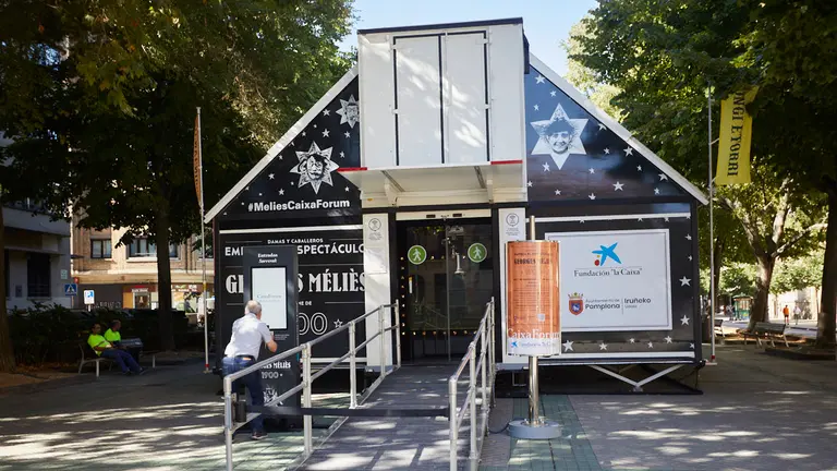 Presentación de la exposición 'Empieza el espectáculo. George Méliès y el cine de 1900', que la Fundación 'la Caixa' organiza con el Ayuntamiento de Pamplona.IÑIGO ALZUGARAY