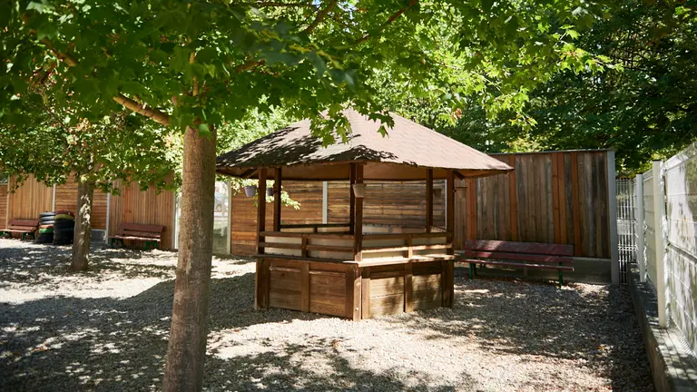 La comisión de Asuntos Ciudadanos del Ayuntamiento de Pamplona visita la Escuela Infantil de Mendebaldea, un centro en el que el curso pasado se realizaron obras de remodelación integral y que se ha reincorporado este curso a la red de Escuelas Infantiles del Ayuntamiento de Pamplona. PABLO LASAOSA