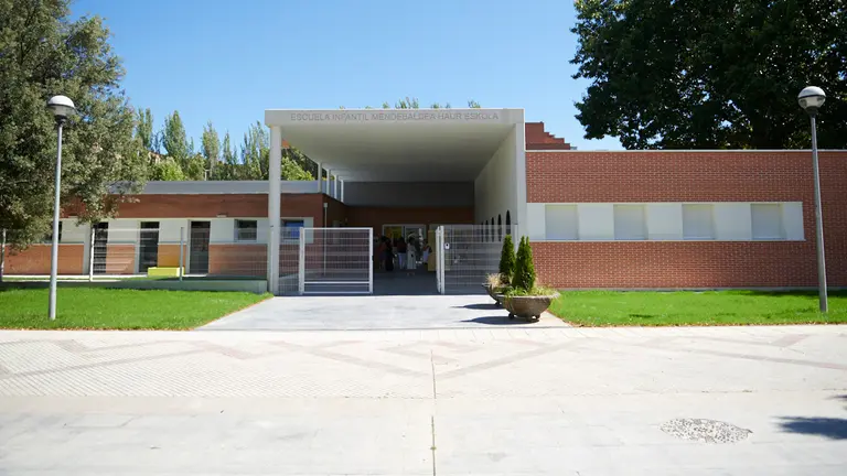 La comisión de Asuntos Ciudadanos del Ayuntamiento de Pamplona visita la Escuela Infantil de Mendebaldea, un centro en el que el curso pasado se realizaron obras de remodelación integral y que se ha reincorporado este curso a la red de Escuelas Infantiles del Ayuntamiento de Pamplona. PABLO LASAOSA