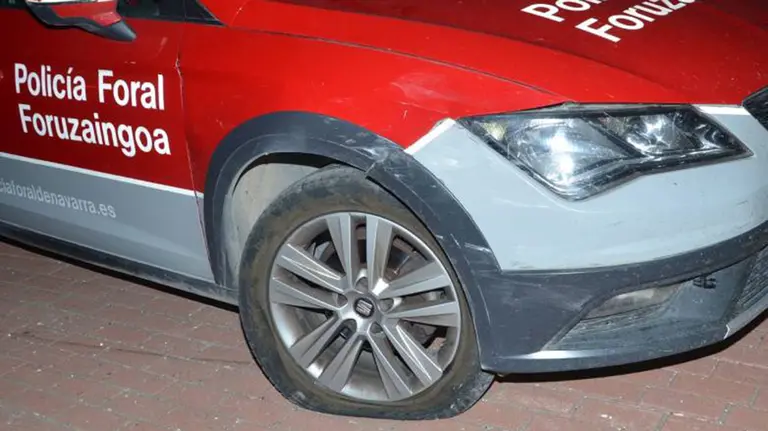 Estado en el que quedó el coche patrulla. CEDIDA