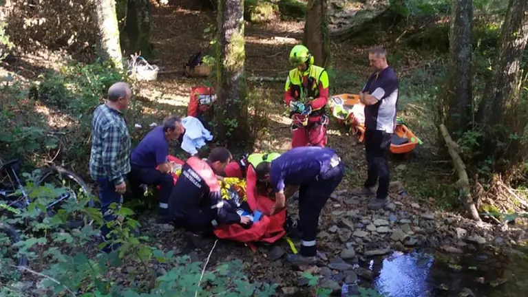 Momento en el que rescatan al ciclista caído por un desnivel en Leiza. CEDIDA
