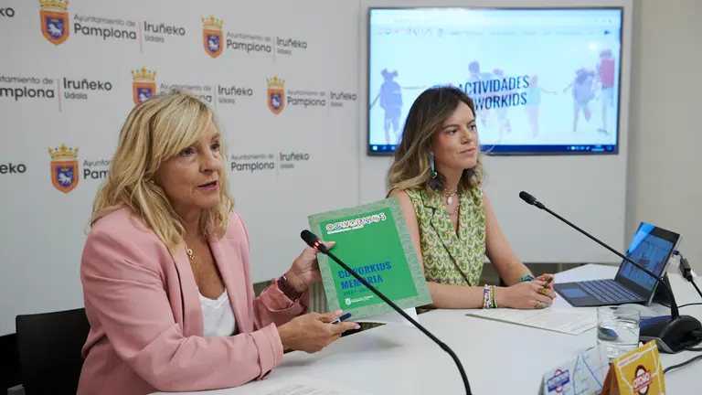 La concejala de Servicios Sociales, Acción Comunitaria y Deporte, María Caballero, y la coordinadora del Programa COworkids, Celia Pinedo, presentan la memoria del curso 2021-2022 del programa municipal de infancia, adolescencia y familia COworkids. PABLO LASAOSA