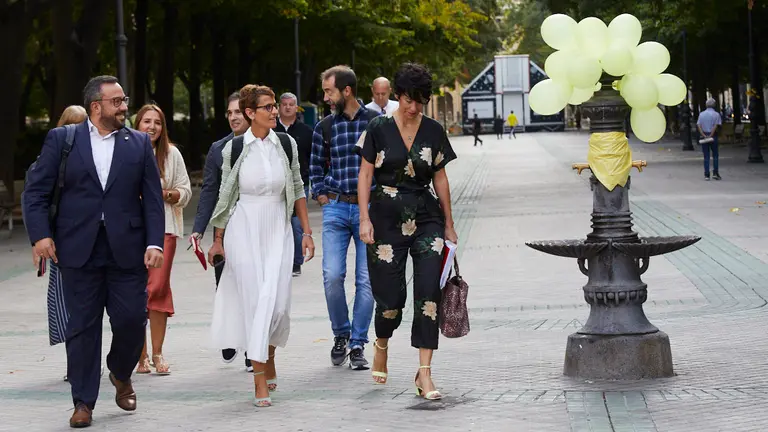 María Chivite, Elma Saiz y Javier Remírez a su llegada al pleno del Parlamento de Navarra. IÑIGO ALZUGARAY