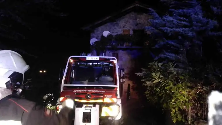 El incendio quedó extinguido al filo de la medianoche. BOMBEROS DE NAVARRA.