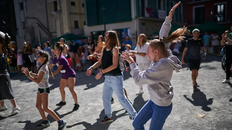 La Peña Los de Bronce organiza "El Pancartazo", una jornada de diferentes actos abiertos al público con el fin de recaudar fondos para la Fundación Síndrome de Dravet. PABLO LASAOSA