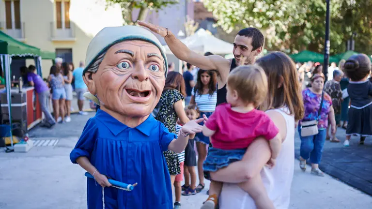 La Peña Los de Bronce organiza "El Pancartazo", una jornada de diferentes actos abiertos al público con el fin de recaudar fondos para la Fundación Síndrome de Dravet. PABLO LASAOSA
