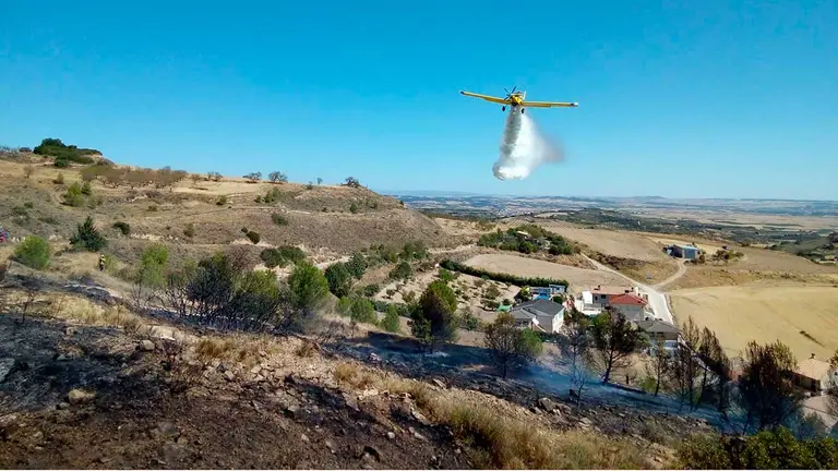 Un hidroavión vierte agua sobre el incendio de esta tarde en Arróniz. BOMBEROS DE NAVARRA