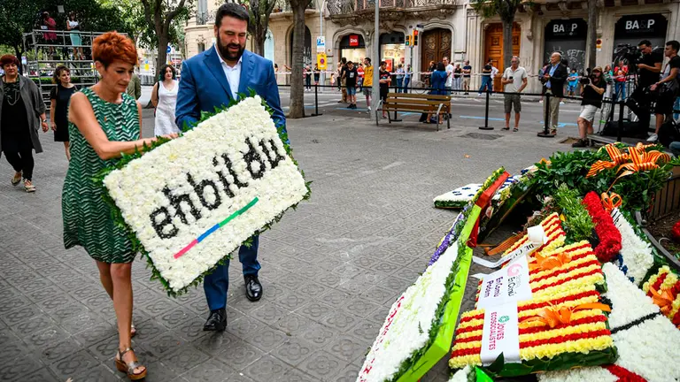 Bakartxo Ruiz y Jon Inarritu, durante la ofreda de EH Bildu con motivo de la Diada en Barcelona. FOTO: EH BILDU