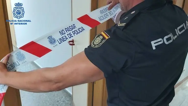 La Policía Nacional de Pamplona precintando domicilio. CEDIDA