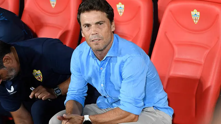 El entrenador de la UD Almería, Rubi, durante el partido de la quinta jornada de Liga en Primera División que disputan hoy lunes Almería y Osasuna en el Power Horse Stadium, en Almería. EFE/ Carlos Barba