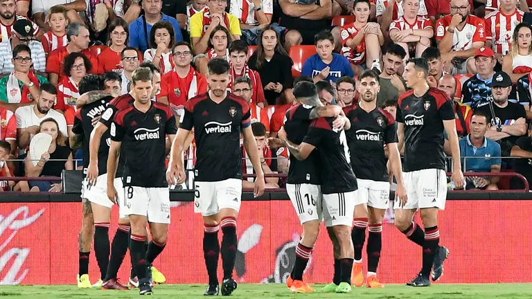 Los jugadores de Osasuna celebran el gol de Chimy Ávila, primero del equipo ante la UD Almería, durante el partido de la quinta jornada de Liga en Primera División que se disputa hoy lunes en el Power Horse Stadium, en Almería. EFE/ Carlos Barba