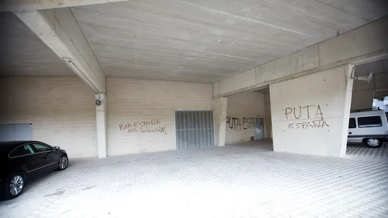 Pintadas contra la selección española en los exteriores del estadio de El Sadar. IÑIGO ALZUGARAY