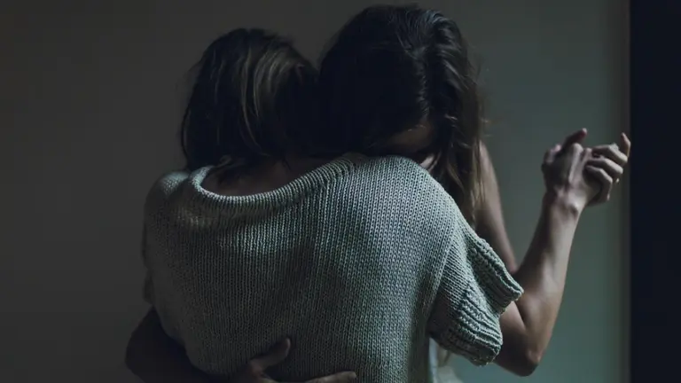 Dos mujeres abrazadas. ARCHIVO