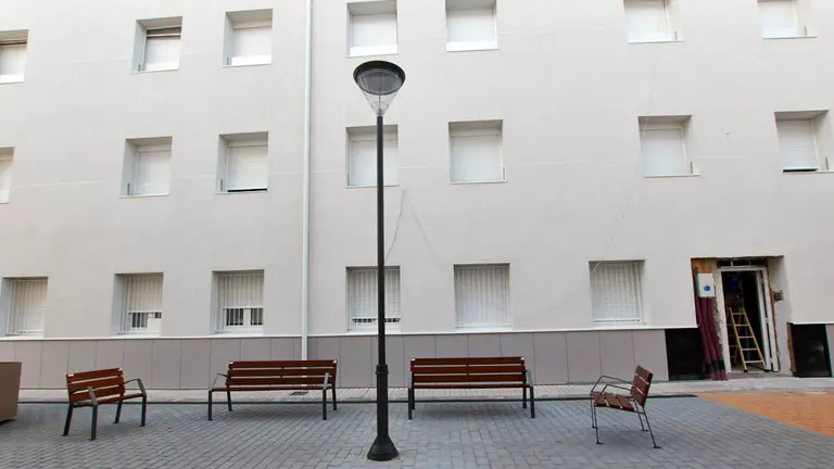 Visita de la Comisión y Gerencia de Urbanismo de Pamplona a las obras de reurbanización y regeneración del entorno urbano de la Colonia San Miguel, en el barrio de la Chantrea. IÑIGO ALZUGARAY