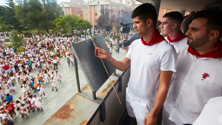 Los campeones de Europa Asier Martínez y Josu Arzoz lanzan el cohete de Fiestas de Zizur Mayor 2022 desde el balcón de la Casa Consistorial.IÑIGO ALZUGARAY