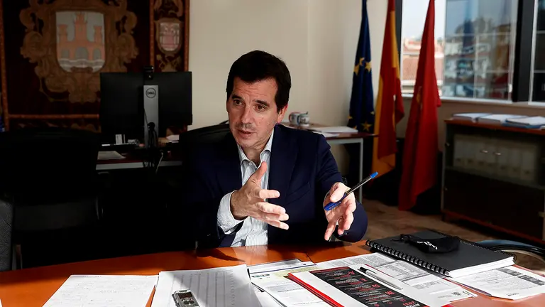 El consejero de Desarrollo Económico y Empresarial del Gobierno Foral, Mikel Irujo, reivindica un papel más activo de las regiones en el reparto de los fondos europeos, una "inversión pública inédita", ante la que considera que Navarra se encuentra "bien posicionada". De esta forma se pronuncia en una entrevista concedida a Efe, dos semanas después de acceder al cargo tras la dimisión de Manu Ayerdi por la causa abierta en el Supremo por presunta prevaricación y malversación en la concesión de unos créditos a la empresa Davalor Salud SL. EFE/ Jesús Diges