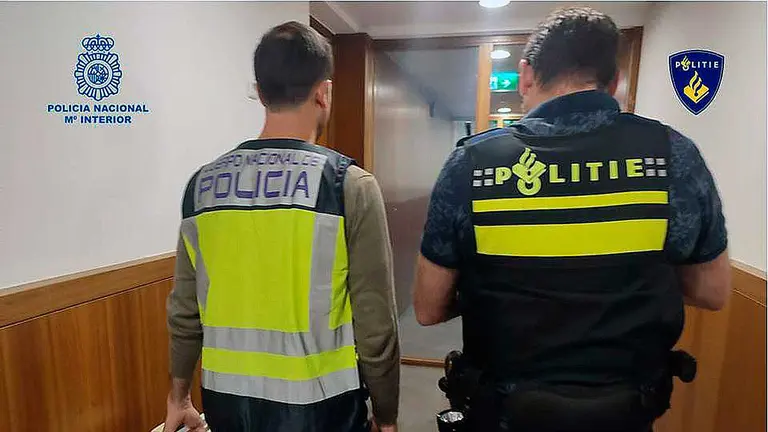 Un agente de Policía Nacional junto con la policía de Países Bajos, con la que se trabajó para desarticular la banda de narcos. POLICÍA NACIONAL