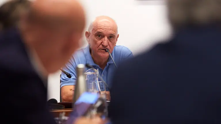 Iñaki Arrizabalaga Rodríguez, director general de Intervención, del Departamento de Economía y Hacienda, explica en la Comisión de Economía y Hacienda del Parlamento de Navarra los informes sobre el contrato de mascarillas FFP2 con la empresa Efficold S.A. IÑIGO ALZUGARAY