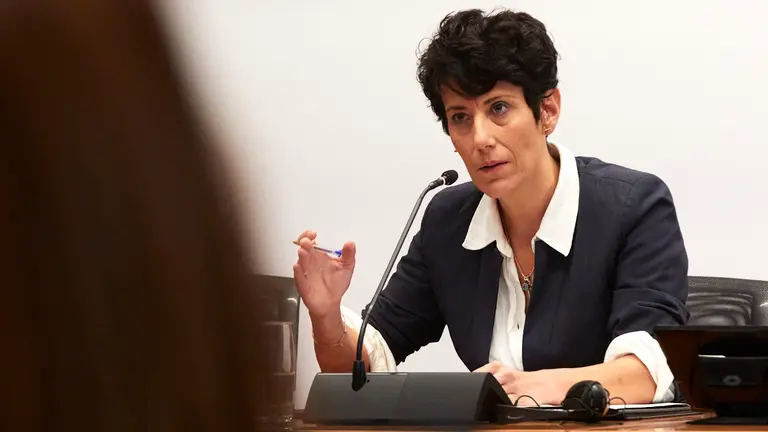 Elma Saiz, consejera de Economía y Hacienda, explica en la Comisión de Economía y Hacienda del Parlamento de Navarra su participación en el expediente administrativo del contrato de compra de mascarillas FFP2 con la empresa Efficold S.A. IÑIGO ALZUGARAY