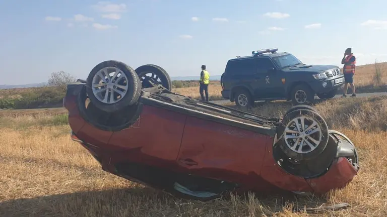 Imagen del vehículo siniestrado en Lodosa. GUARDIA CIVIL